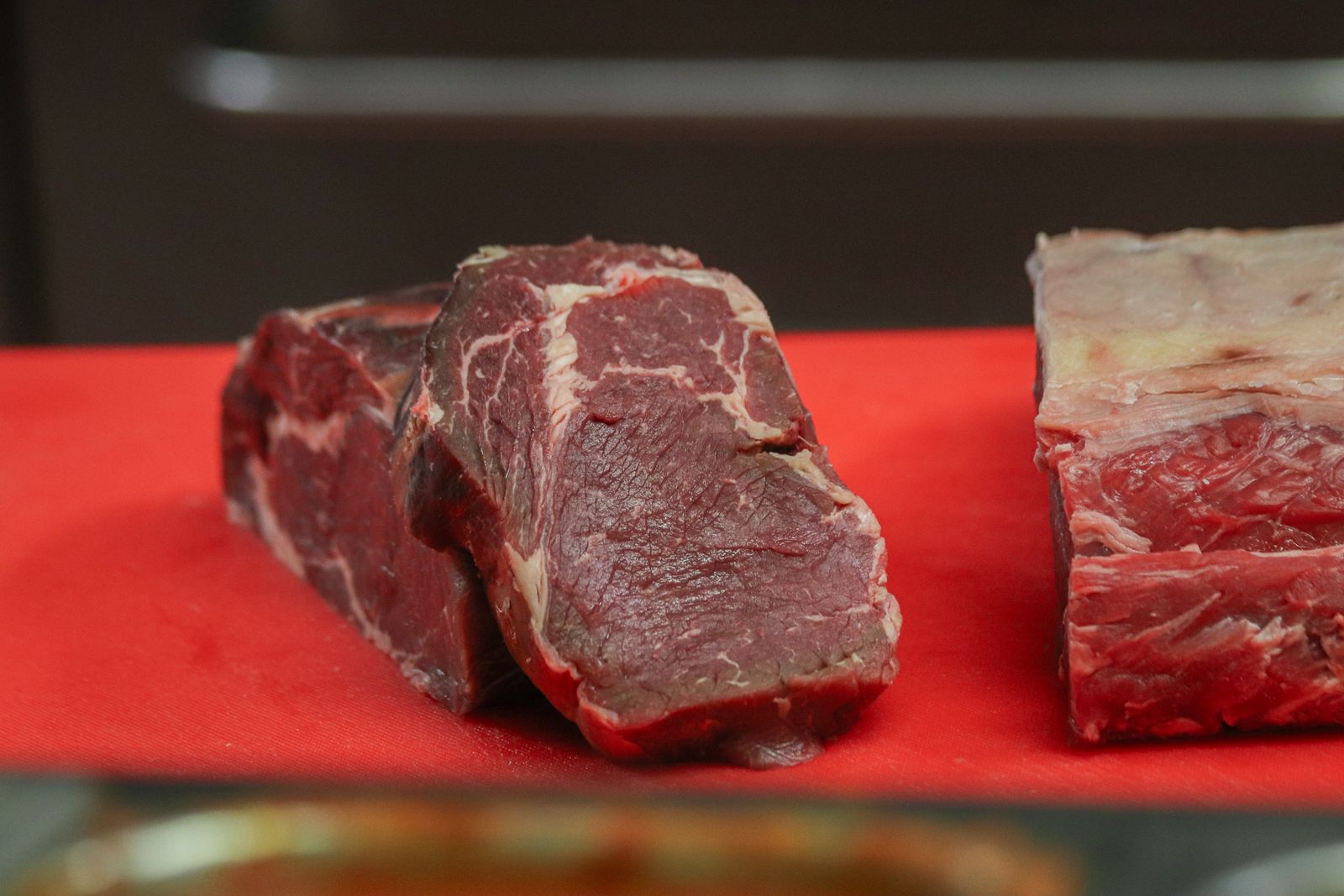 Carne de vită proaspătă pe fund de tăiere