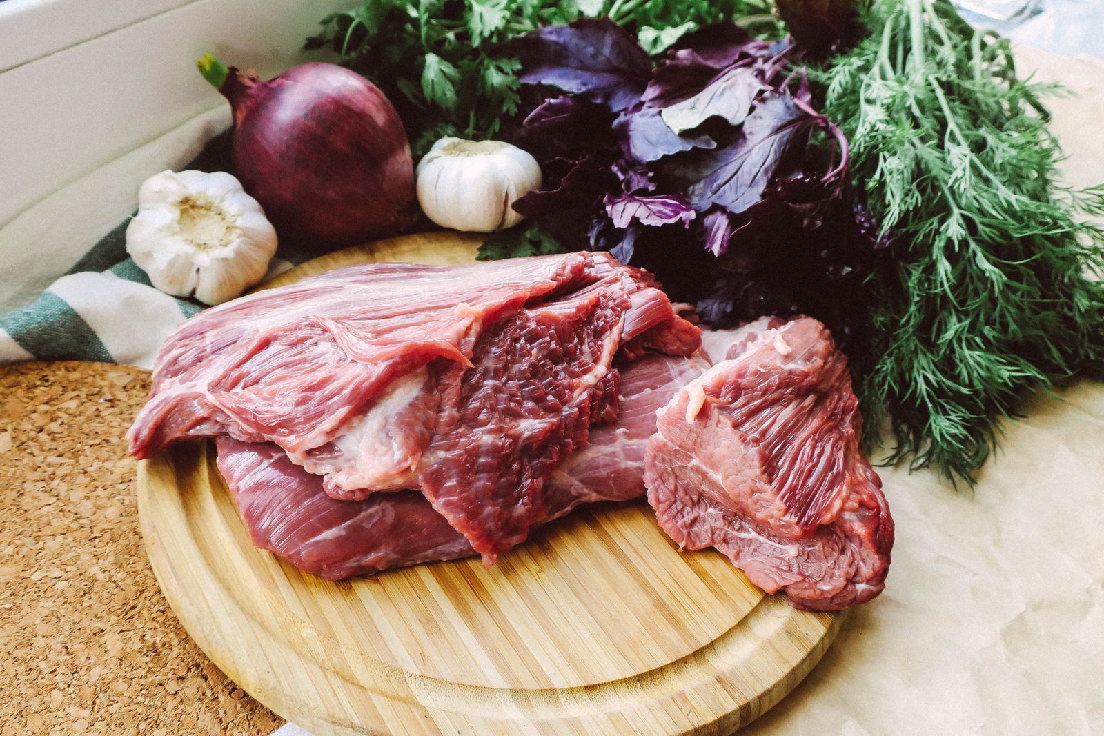 Carne de vită proaspătă pe fund de lemn, cu ierburi